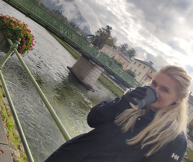 Koffie drinken langs de rivier in Bad Ischl, Oostenrijk