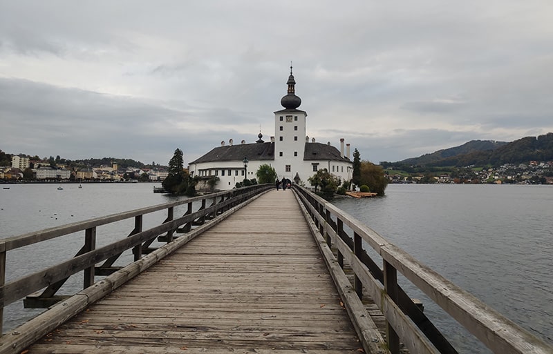 De kerk van Gmunden, Oostenrijk, aan de Traunsee