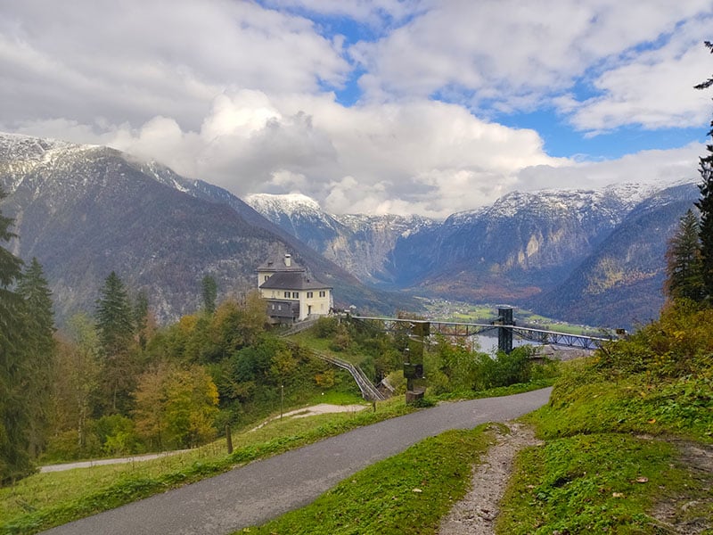 Wandel door de bergen bij Hallstatt