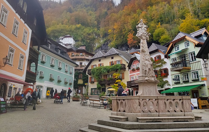 Het marktplein in Hallstatt met restaurantjes