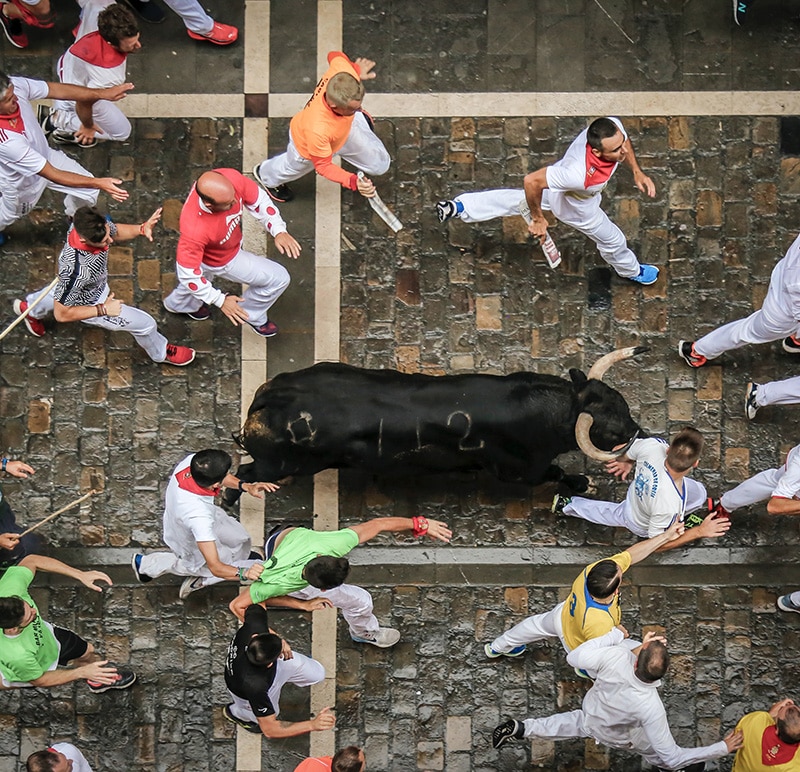 Ontwijk stieren in de hoofdstad van Navarra. Photocredits to san-fermin