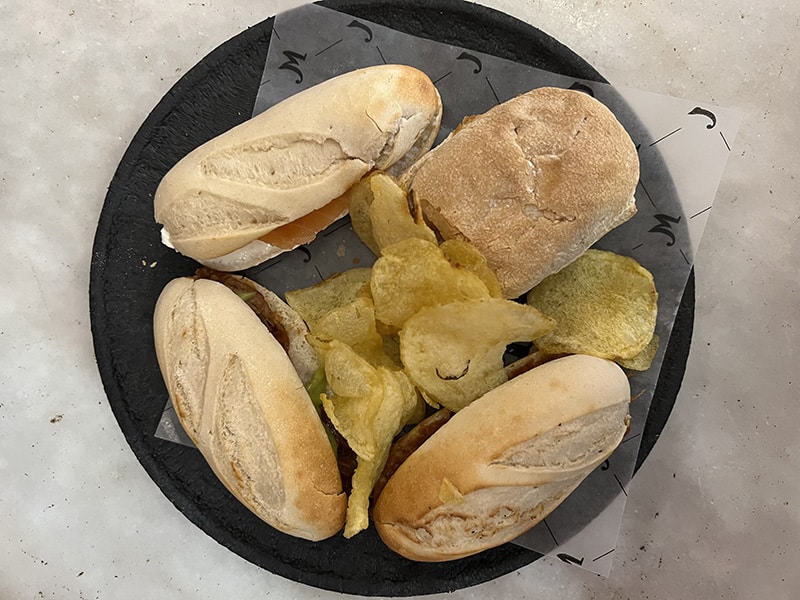 Broodjes eten bij 100 Montaditos in Sevilla