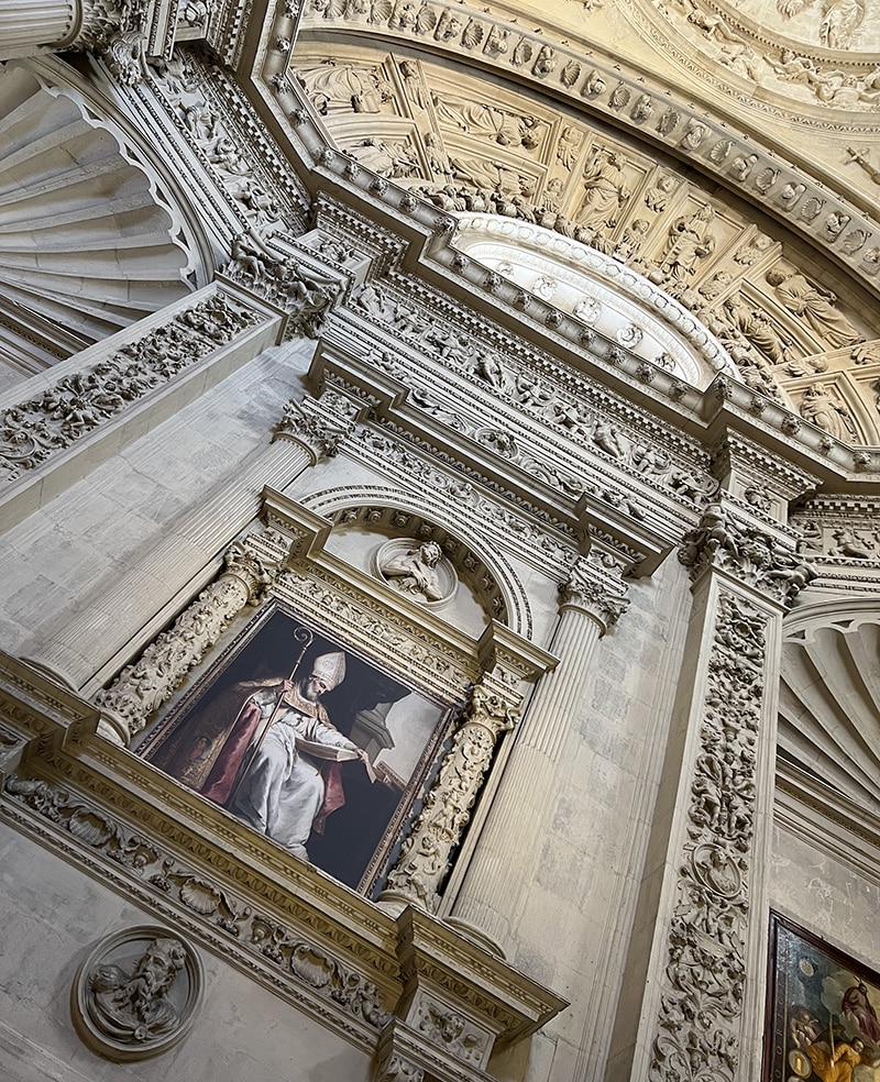 In de Kathedraal van Sevilla kun je op een regenachtige dag de details en de kunststukken ontdekken