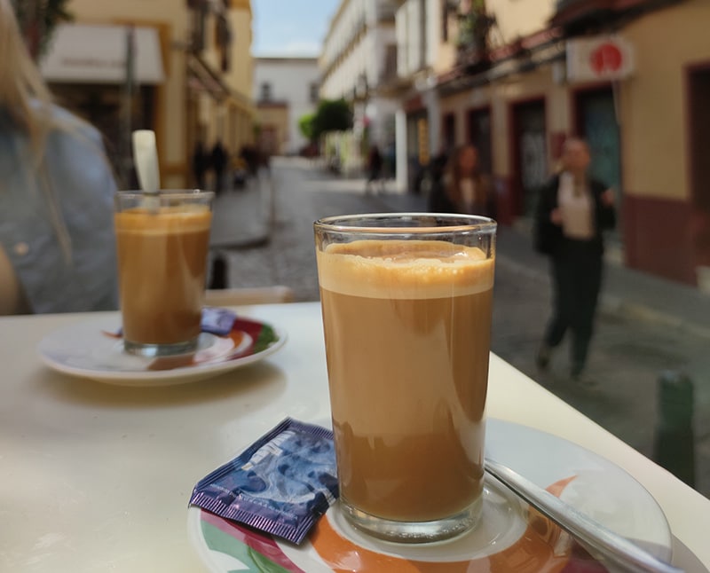 Kies voor een Caffe Con Leiche in Sevilla