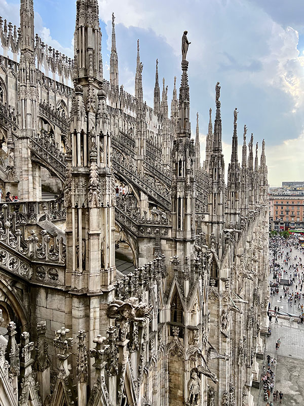 Wandel over het dak van de kathedraal in Milaan