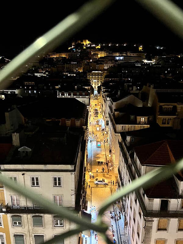 Elevador Santa Justa - je kunt de top van de lift ook s avonds bezoeken via het aangrenzende Carmoplein