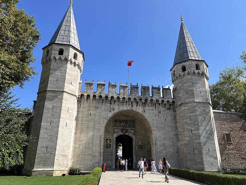 De ingang van het Topkapi paleis in Istanbul