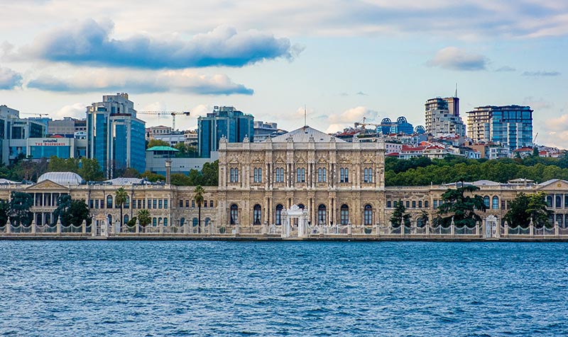 Dolmabahçepaleis in Istanbul, vanaf het water op de Bosporus