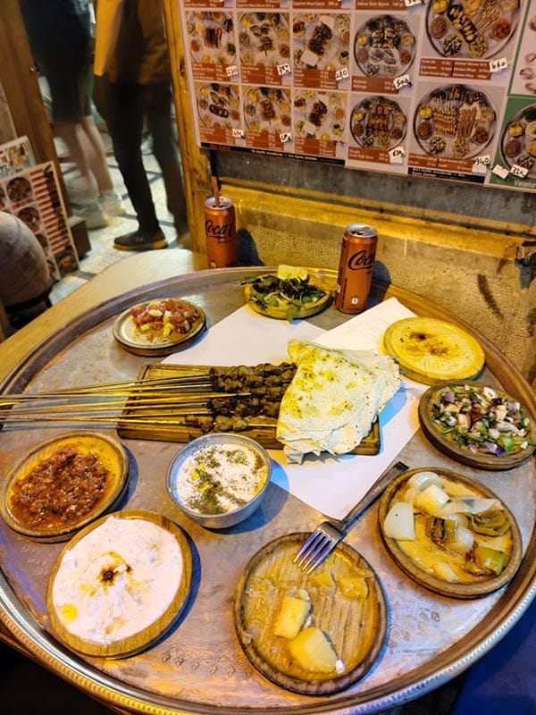 Is Istanbul duur? Het eten in Istanbul is bijzonder goedkoop. Voor 15 euro heb je een complete maaltijd voor twee personen