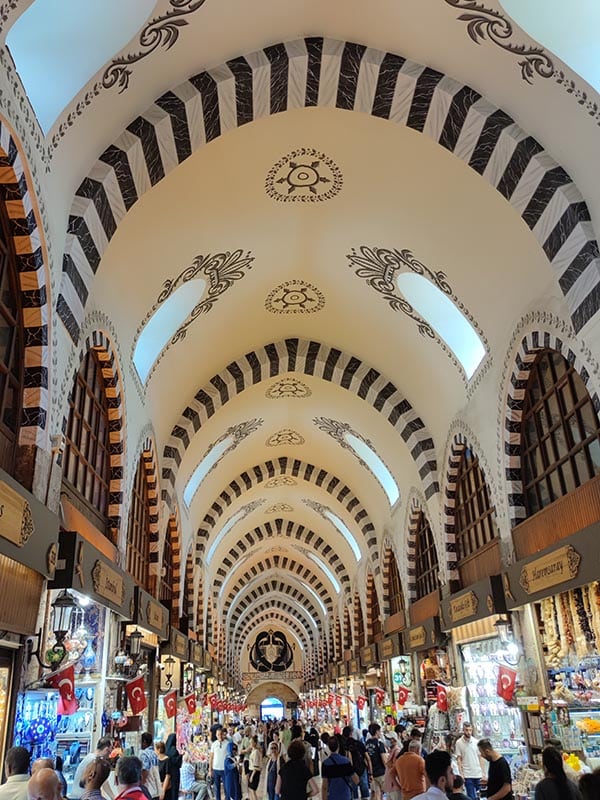 De winkeltjes van de kruidenbazaar in Istanbul