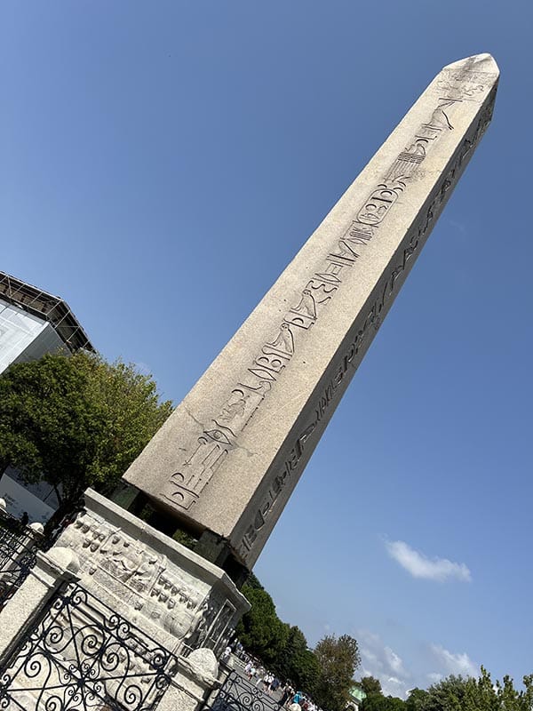 Obelisk bij de Hippodroom, Istanbul, met hirogliefen