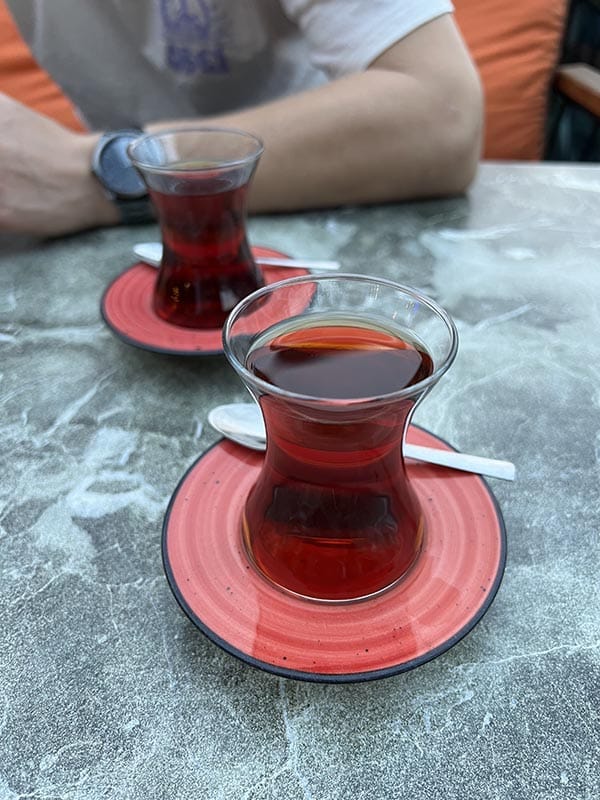 Na het eten krijg je heerlijke Turkse thee