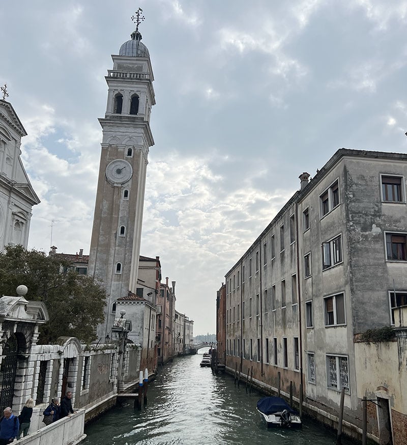 De scheven kerktoren van San Giorgi dei Greci in Venetie